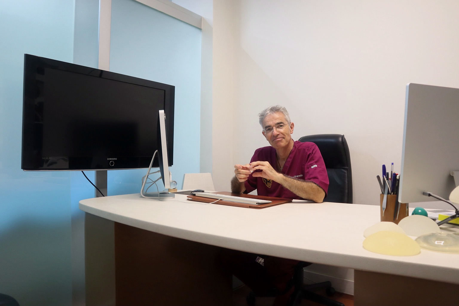 El Dr. Alvarado sentado en su despacho